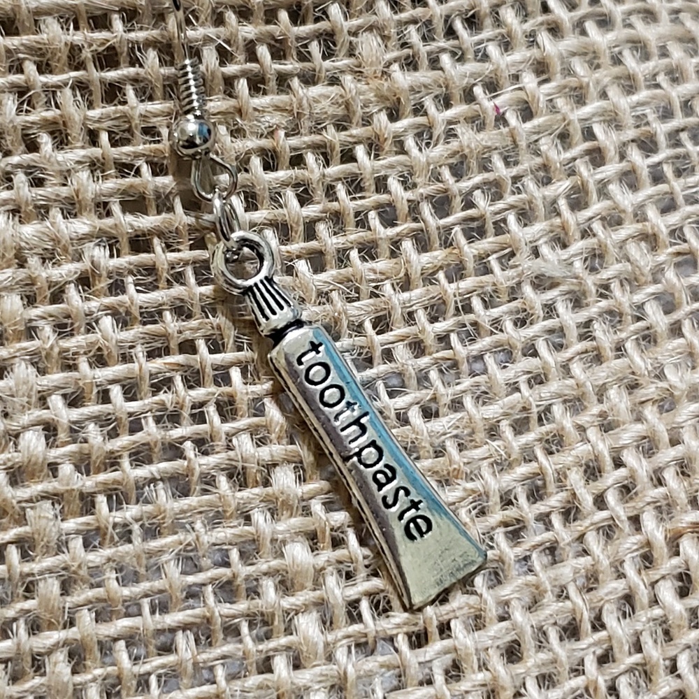 Toothbrush and toothpaste earrings - Picture 2 of 3